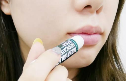 唇膏可以吃下去嗎 吃飯時唇膏要擦掉嗎