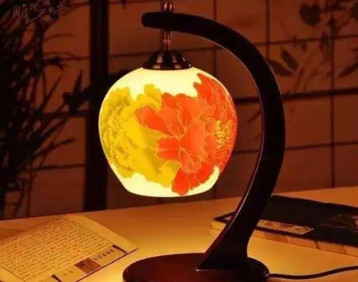 小孩寫作業臺燈要多少瓦合適?寫作業臺燈的正確擺放位置