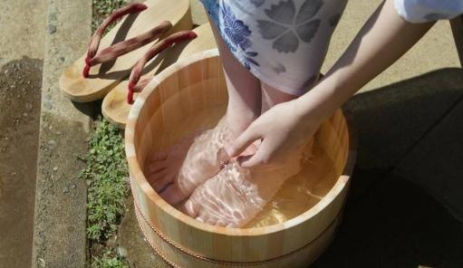 用艾葉泡腳一次用多少 用艾葉泡腳一個星期幾次最好