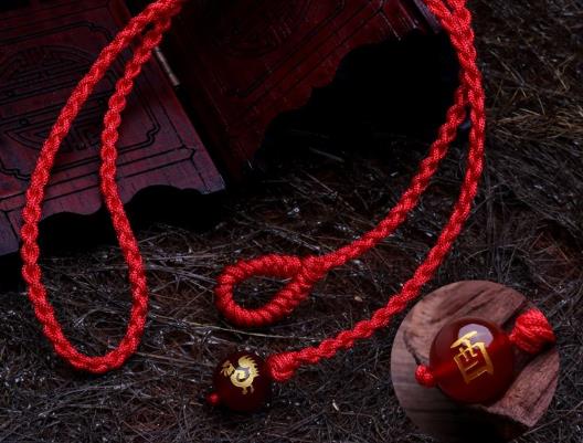 本命年紅繩可以戴幾條?本命年紅繩可以摘下來換手戴嗎