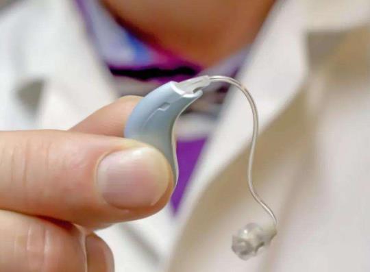 耳蝸和助聽器哪個效果好?家長該如何引導(dǎo)孩子戴助聽器