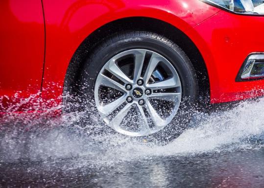 壞了一個輪胎一定要2個輪胎都換嗎?輪胎側面輕微鼓包會影響安全嗎