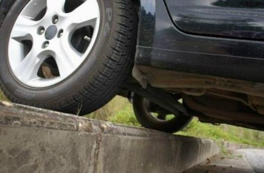 停車怎么判斷前后左右車距?停車后如何判斷前輪是否回正