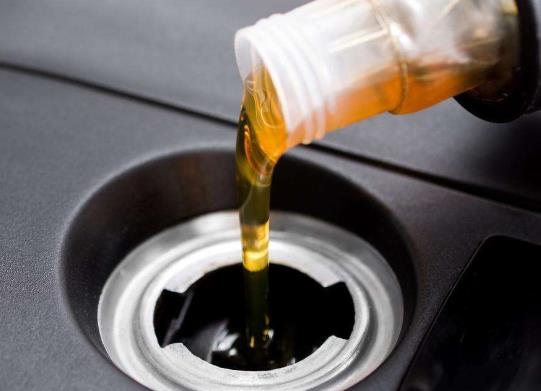 防凍液顏色變淺了是不是該換了?玻璃水加到防凍液里面還可以開嗎