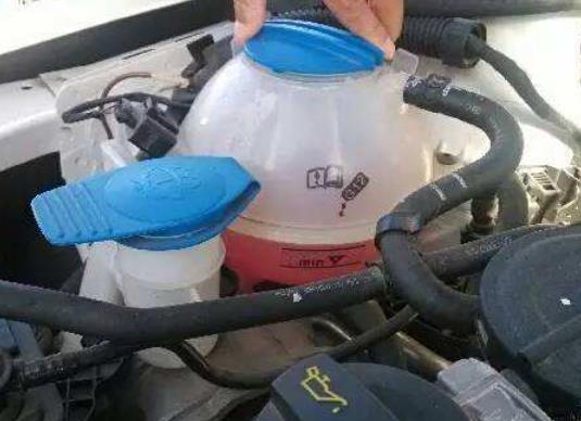 副水箱防凍液能加滿嗎?汽車防凍液怎么加才好