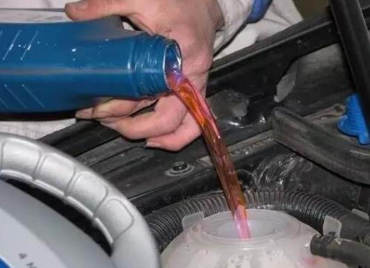 汽車加防凍液加到哪里?汽車防凍液用多久需要換新的