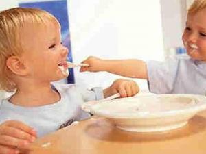 寶寶喝酸奶好嗎?喝酸奶有益于寶寶健康