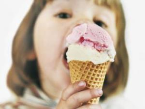 寶寶能吃冷飲嗎？寶寶夏季吃冷飲有哪些危害