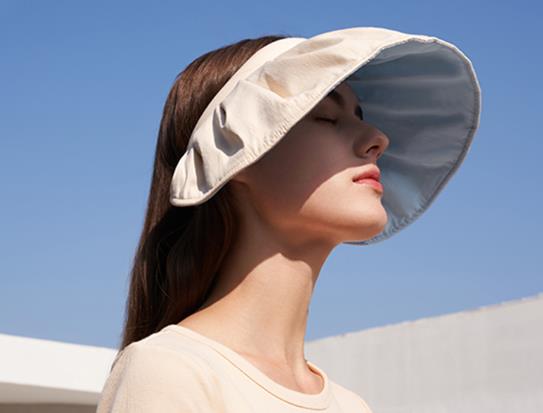 蕉下貝殼防曬帽好還是VCC防曬帽好?蕉下貝殼帽戴著夾頭嗎?