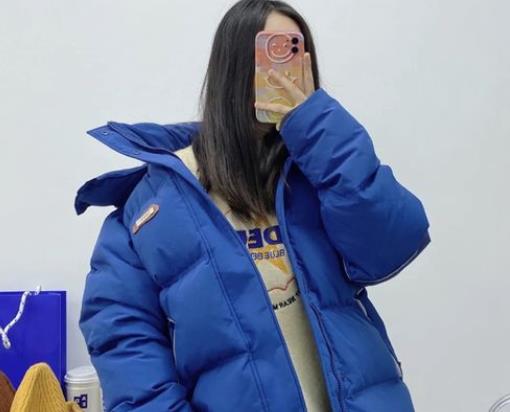 克萊因藍羽絨服值不值得買?克萊因藍和寶藍色哪個更顯白