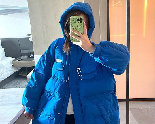 克萊因藍(lán)羽絨服配什么顏色的褲子?克萊因藍(lán)和寶藍(lán)色有什么區(qū)別嗎