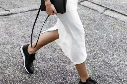 夏日開叉長裙怎么搭配?