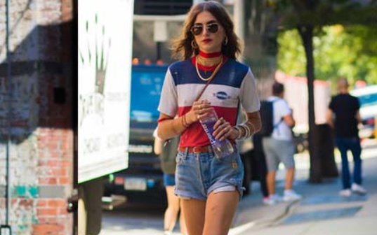 亮色單品怎么穿搭?夏日撞色穿搭秀出自我!