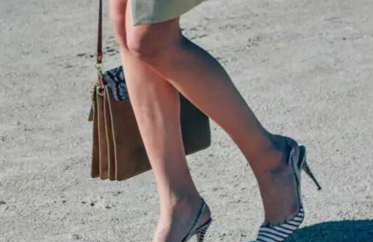 不規則連衣裙該搭配什么鞋?不規則連衣裙怎么挑選?