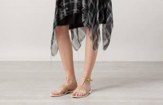 不規則連衣裙該搭配什么鞋?不規則連衣裙怎么挑選?