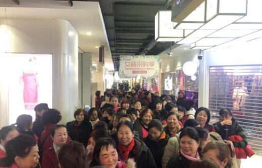 鄭州大觀國貿皮草城引領皮草搶購新熱潮,皮草采購季現場火爆