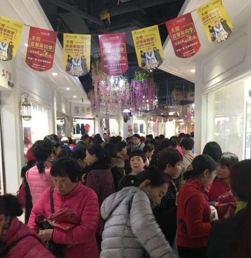 鄭州大觀國貿皮草城引領皮草搶購新熱潮,皮草采購季現場火爆