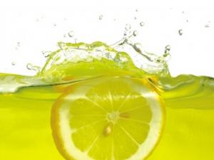 檸檬泡水需要注意的事項-檸檬怎么泡水才健康?