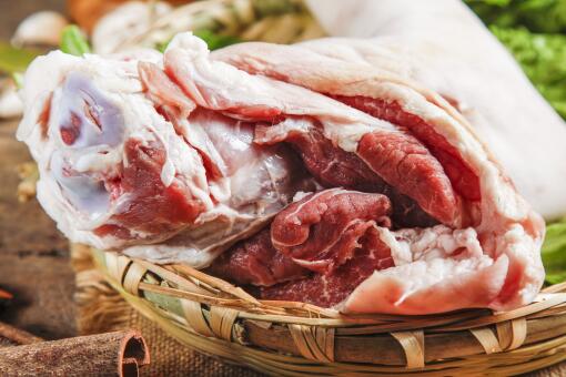 氣憤!幼兒園食堂現發臭肉餡還添加止瀉藥!肉有味道了還能吃嗎?