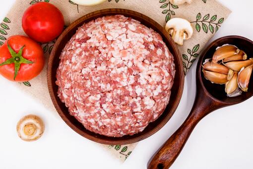 氣憤!幼兒園食堂現發臭肉餡還添加止瀉藥!肉有味道了還能吃嗎?