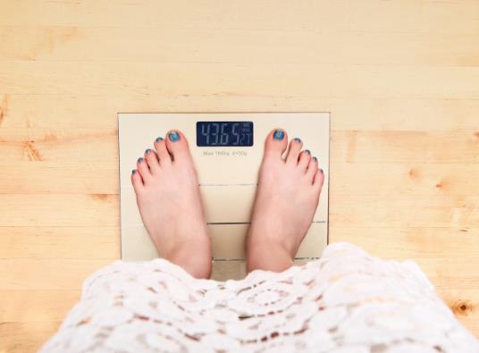 為什么體重秤一會輕一會重?體重秤沒電了會偏重嗎?