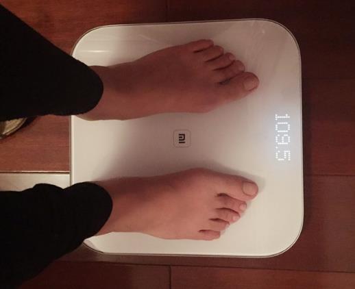 為什么體重秤一會輕一會重?體重秤沒電了會偏重嗎?