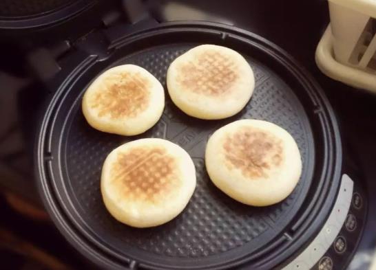 電餅鐺用木鏟還是不銹鋼鏟?電餅鐺一插電家里就閘跳是怎么回事?