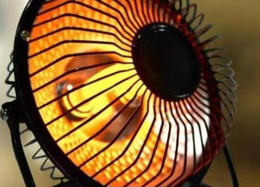 取暖器可以放在電視機(jī)下面嗎?取暖器剛開始用就冒煙正常嗎