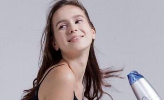 吹風機夾住頭發怎么辦 吹風機吹頭發好不好