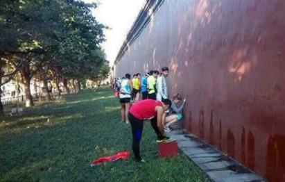 尿紅墻是什么意思?北京馬拉松賽選手如廁難尿紅墻