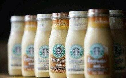 很多人都喝過這種瓶裝Frappuccino,可是你們不覺得奇怪嗎?Frappuccino不是星冰樂嘛, 稀拉拉的何來冰? 后來才知道,原來喝這種罐裝,是要先把它雪藏至0℃,再擰開蓋輕敲瓶子底部,這樣就會