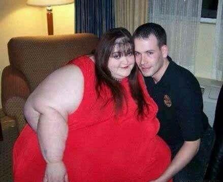 【一見鐘情總是那么神奇】澳大利亞商人阿里別爾特和自己330斤的女友在家鄉舉行了婚禮,婚禮吸引了大量媒體和好奇的人們。到婚禮舉行之前,新娘和新郎只是半年見一次面,新郎是一位成功的商人,在世界各地都有生意,但是新娘卻是一個普通的小學教師。他們的戀愛過程就是一見鐘情(純真的愛情。。。)