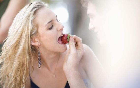 草莓男是什么意思 跳蚤草莓男 墻頭草莓男 空心草莓男性格