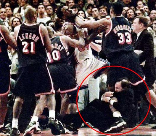 抱大腿是什么意思?抱大腿要趁早 抱大腿幽默回復(fù) 抱大腿表情包 范甘迪抱住莫寧大腿