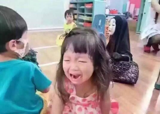 該詞最近再次出現在大家眼前原因是2016年萬圣節爆火網絡的“無臉男萌娃”,和周圍小朋友畫風極其不一樣的小朋友甚至他同學都嚇哭了,獨自站在人群中的小身影、欲哭無淚的小表情,讓人又心疼又好笑,從而走紅網絡后被網友們p圖制作成“我能怎么辦啊我也很絕望啊”表情包,受到了大量的轉載和使用。