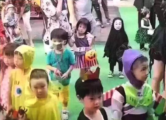 該詞最近再次出現在大家眼前原因是2016年萬圣節爆火網絡的“無臉男萌娃”,和周圍小朋友畫風極其不一樣的小朋友甚至他同學都嚇哭了,獨自站在人群中的小身影、欲哭無淚的小表情,讓人又心疼又好笑,從而走紅網絡后被網友們p圖制作成“我能怎么辦啊我也很絕望啊”表情包,受到了大量的轉載和使用。