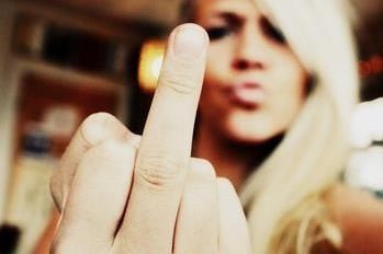 豎中指是什么意思?沖別人豎中指手勢(shì)是什么意思