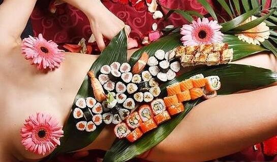 日本人體盛宴是什么意思?在裸女身上吃女體盛宴?藝伎必須是處女