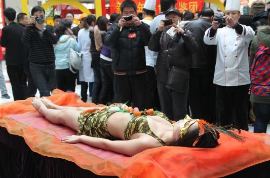 大連佳兆業(yè)廣場一飯店在美食節(jié)上推出“女體盛”