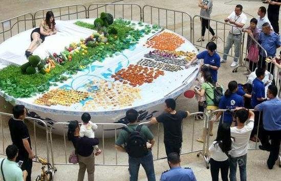 東莞一商場現美女“人體盛宴”