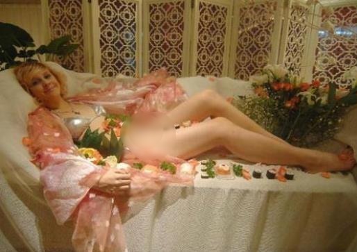 美食之鄉(xiāng)揚州鬧市區(qū)一家淮揚菜餐飲企業(yè)晚上推出疑似“人體盛”招徠食客