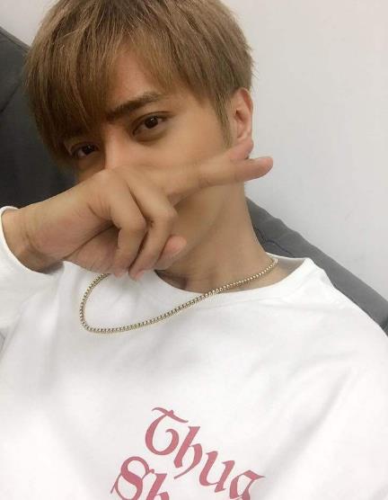 你們以為你們帥氣的小豬天生就是瓜子臉嗎?你們知道他是怎么瘦下來的嗎?說起來真是可怕!羅志祥透露自己用的“蘋果減肥法”一天只吃4顆蘋果!!!一個多月瘦了10多公斤,因此引來眾多健身達人的批評!號稱“史上最經典負面教材”。但是看起來效果也太明顯了!