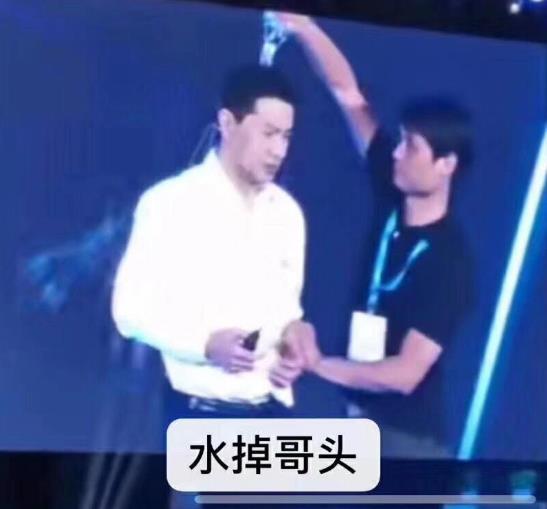 宏顏獲水是什么意思?李彥宏在百度AI開發者大會上被人潑水事件