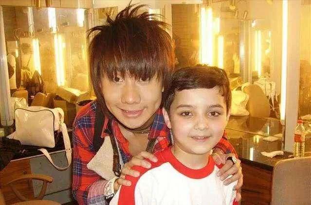 禿然長大是什么意思?童星阿爾法19歲謝頂21歲植發成功分享經歷