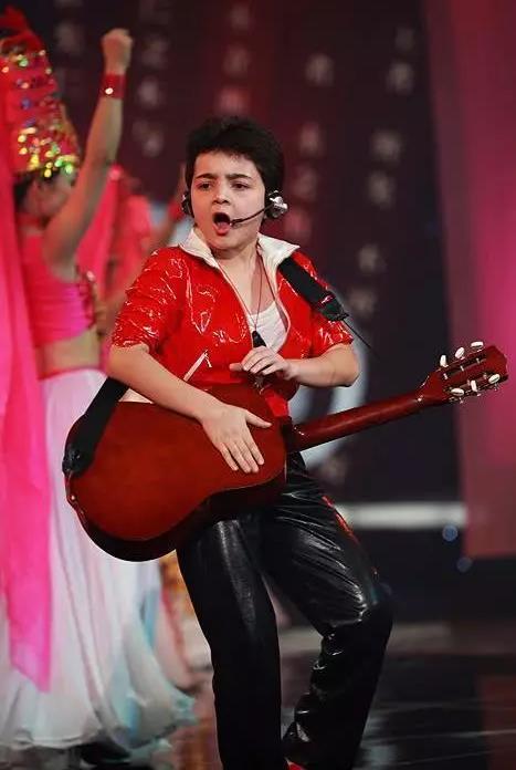 禿然長大是什么意思?童星阿爾法19歲謝頂21歲植發成功分享經歷