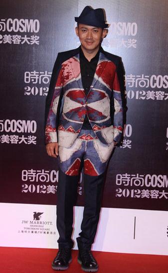 ������ײ�������Ѹ�h�����£�ǰ�_���_�B��ײ��2012�ﶬƴɫ���b�������^ӡ�����b