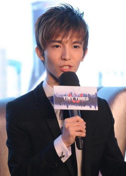 郭敬明身高又成爆笑點,電影《小時代》開機發布會劇組合影似階梯,郭敬明個人資料