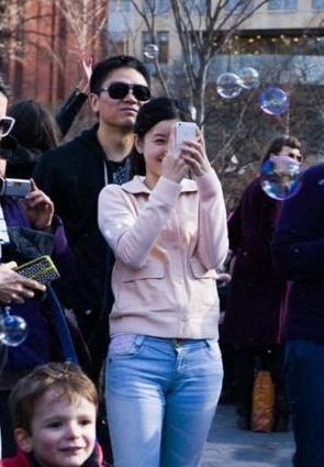 劉強東承認與奶茶妹戀情 網友們調侃吐槽送祝福