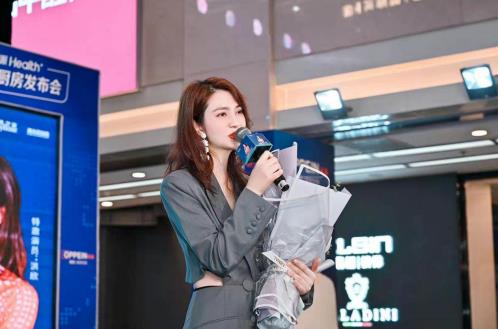 她是演員洪欣,也是無數(shù)人心中的白月光