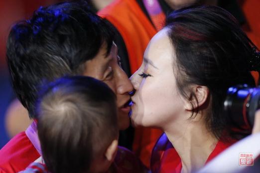 倫敦奧運會中國第38金:男子拳擊49公斤級鄒市明勝泰國選手奪金-鄒市明奪冠激動親吻美妻